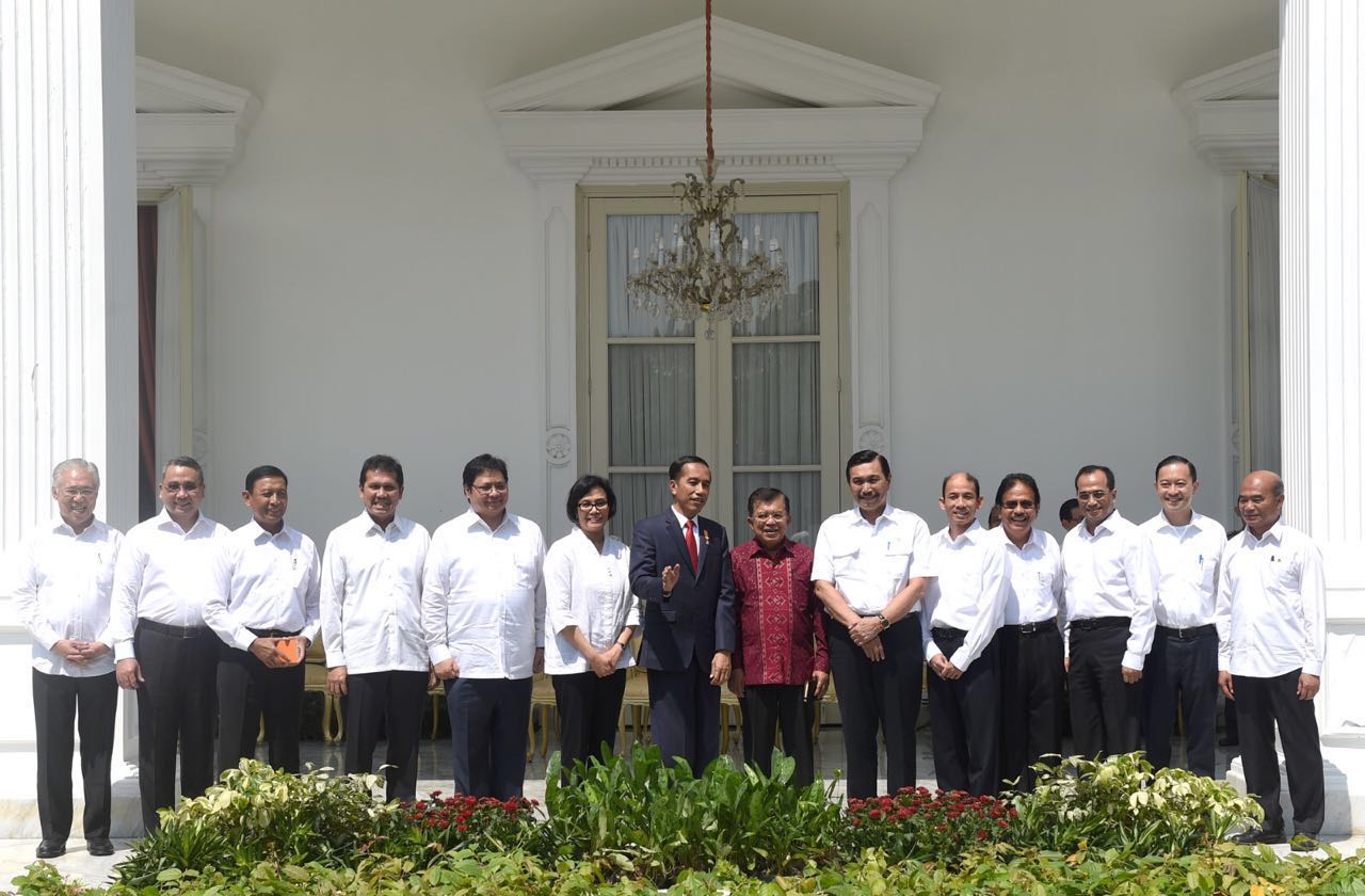 Foto bersama Presiden Joko Widodo dan Wapres Jusuf Kalla dengan menteri baru di Kabinet Kerja hasil